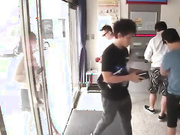 超美清纯高跟短裙女孩在ATM前被指奸